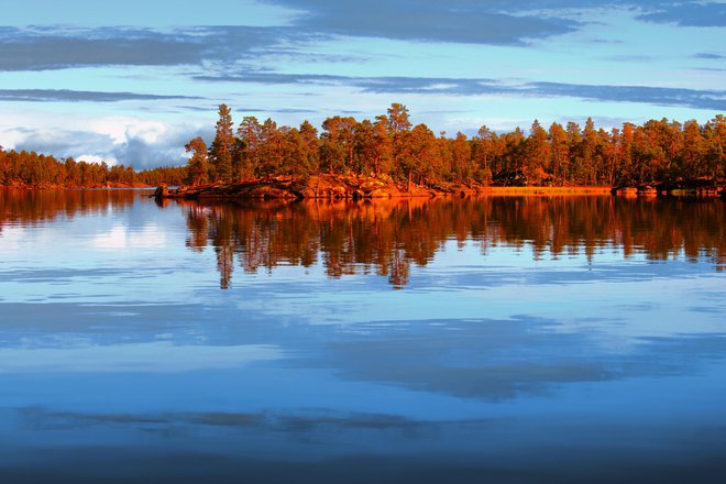 Finsko jezero Inari bo v jesenskih barvah navdušilo ljubitelje fotografije. FOTO: Guliver/Getty images
