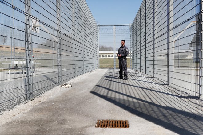 Zapor na Dobu je dobro varovan, a pobeg je vedno mogoč. FOTO: Uroš Hočevar