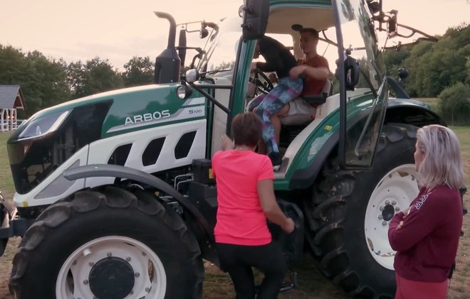 Jan je dal pobudo, da se zapeljejo s traktorjem. FOTO: Voyo.si