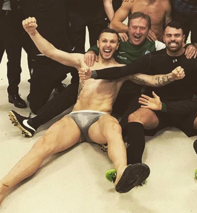 Jasmin Kurtić je preznojen od naporne tekme uprizoril slavje v slačilnici. FOTO: Instagram