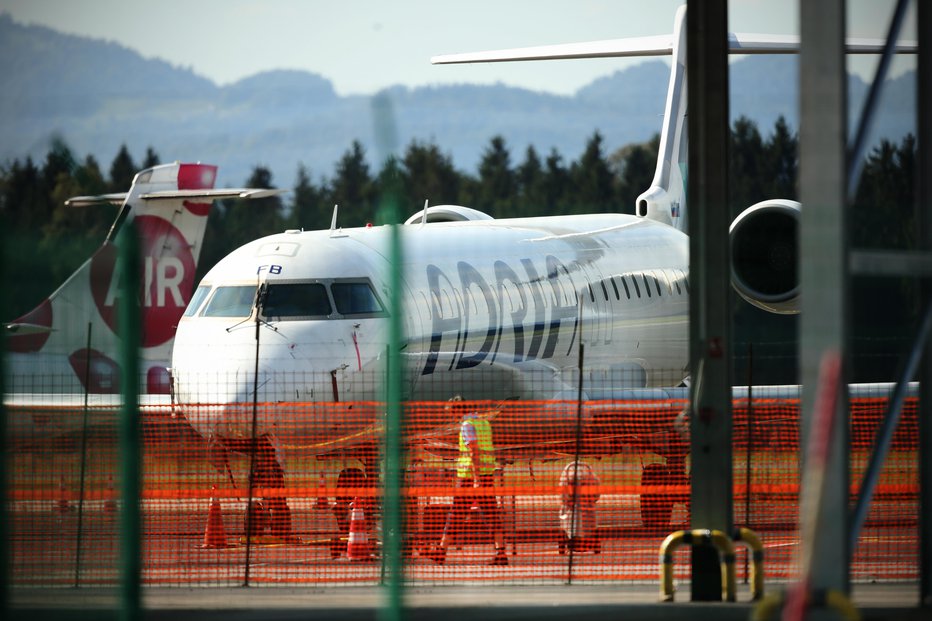 Fotografija: Pri Adrii Airways napovedujejo zamude še za nekaj popoldanskih letov. FOTO: Jure Eržen