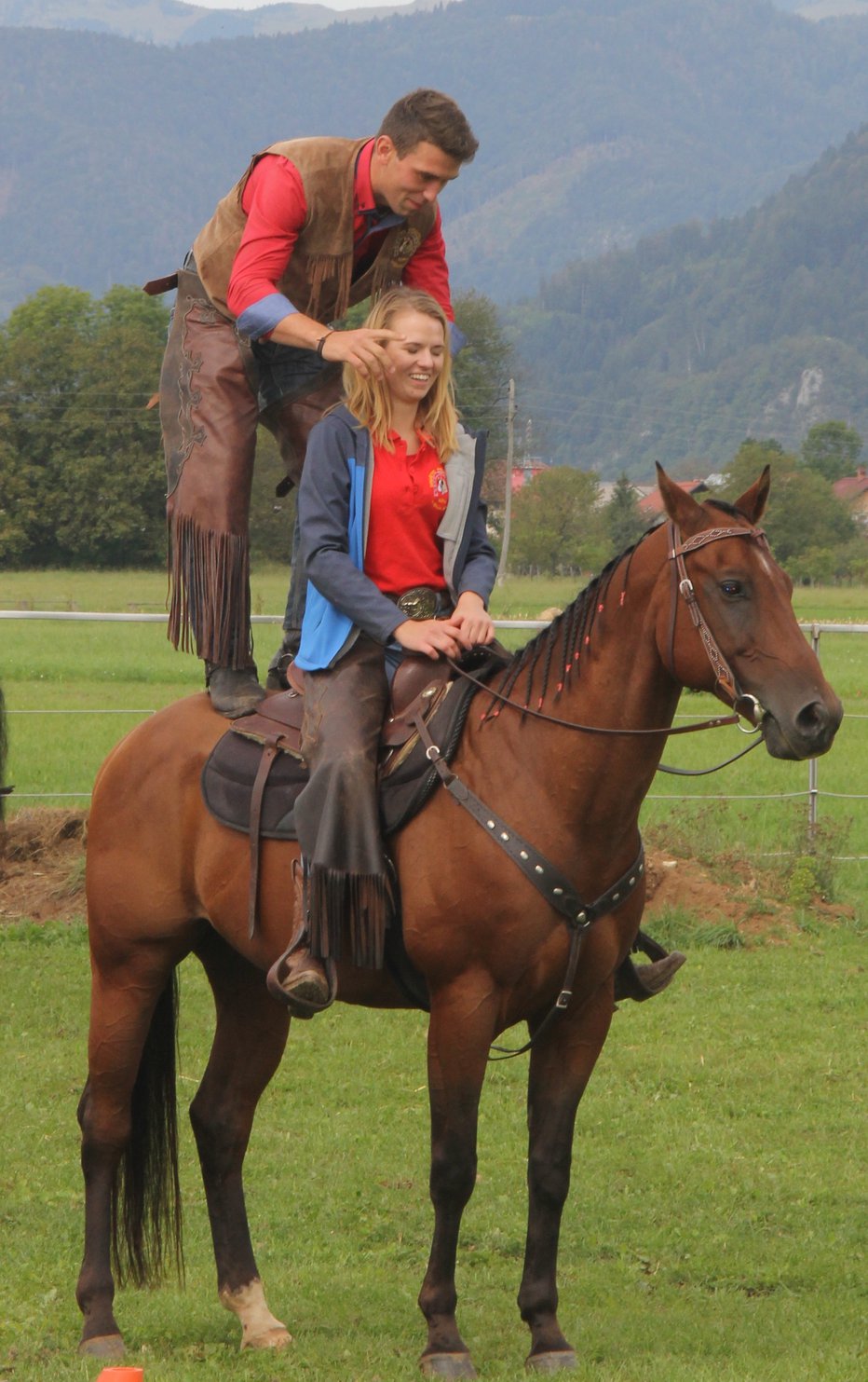 Fotografija: Jureta in Anito druži strast do konjev. FOTOGRAFIJE: Boštjan Fon
