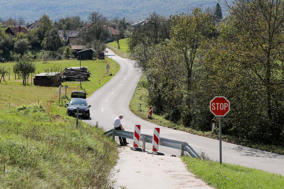 Fotografija: Domačini ne razumejo, kako lahko vikendaši kar zaprejo cesto. FOTO: Marko Feist
