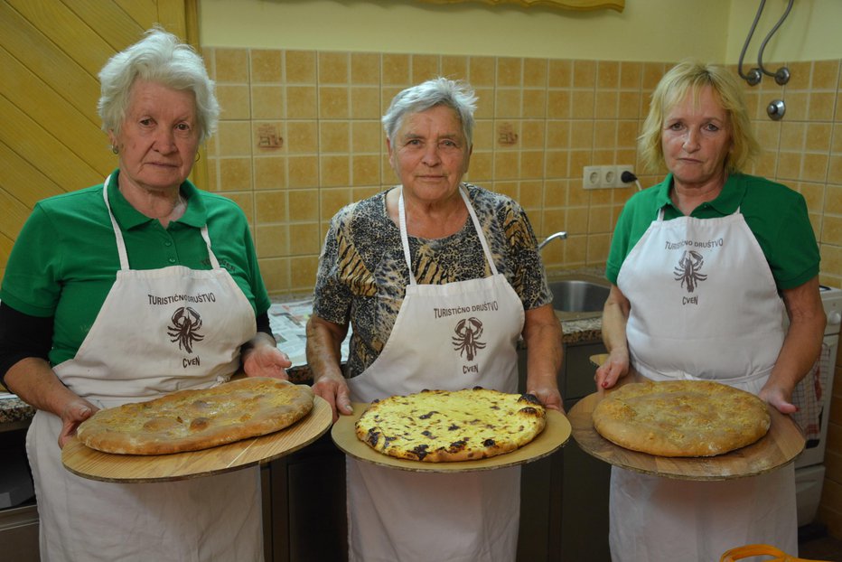 Fotografija: Aktivistke TD Cven Štefanija Kolbl, Viktorija Dundek in Milena Novak so v krušni peči pekle domače dobrote. FOTOGRAFIJE: Oste Bakal