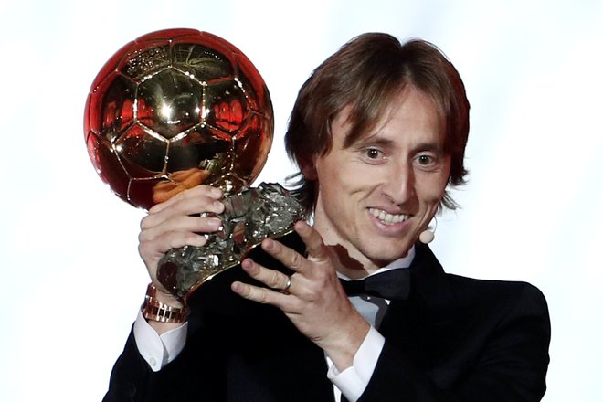 Kapetan Luka Modrić je tudi zaradi uspeha Hrvaške na svetovnem prvenstvu prejel zlato žogo za najboljšega nogometaša lanske sezone. FOTO: Reuters
