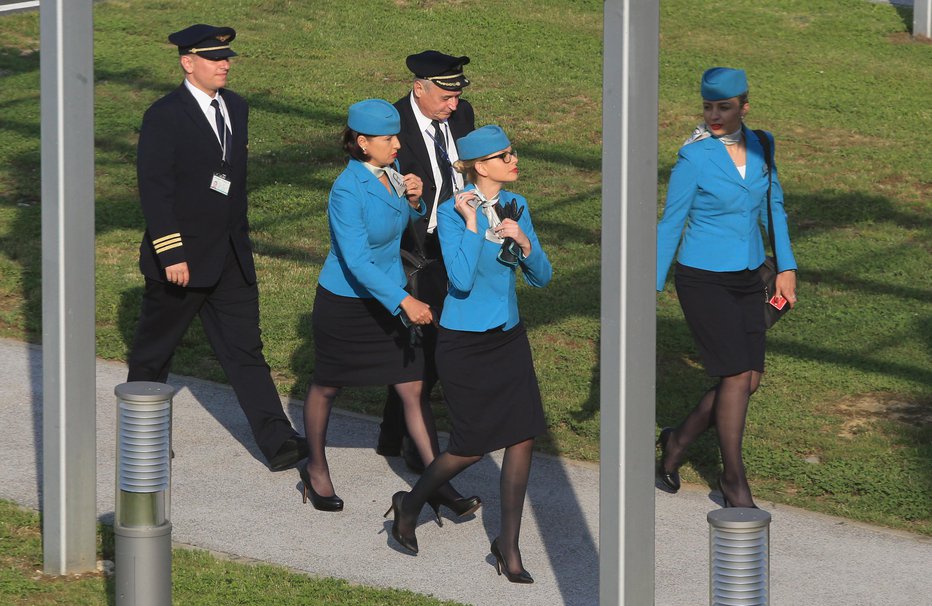 Fotografija: Kabinsko osebje Adrie Airways je razočarano nad dogajanjem ter »medlim odzivom in prepočasno reakcijo tistih, ki imajo v rokah moč in vajeti, da se to turbulenco obvlada«. FOTO: Tadej Regent, Delo