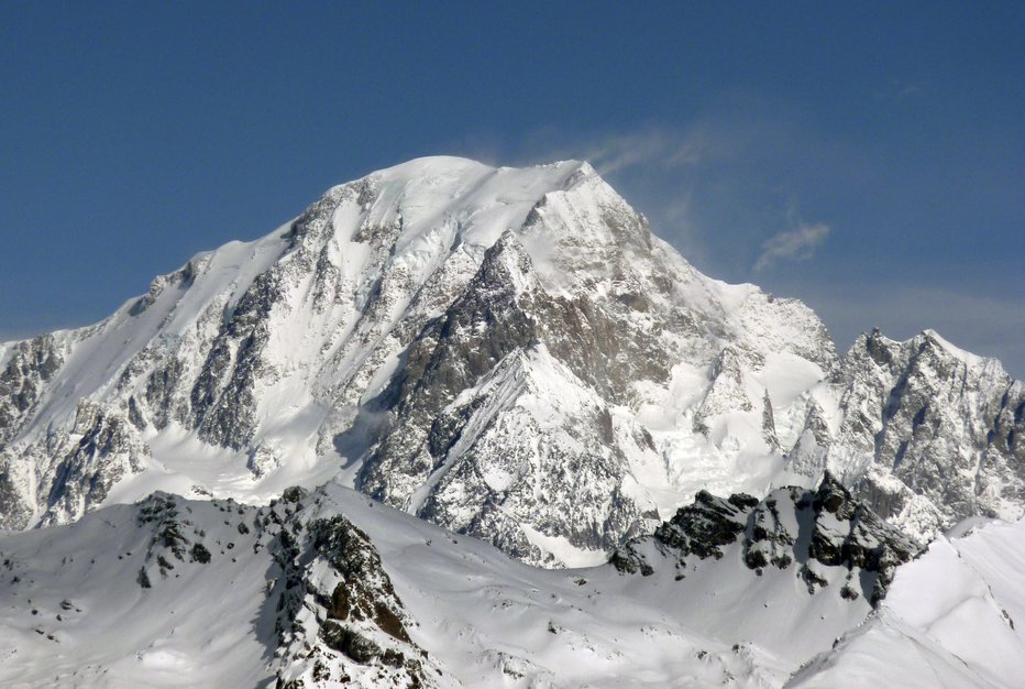 Fotografija: Zaradi dviga temperature bi se lahko odlomil del ledenika na italijanski strani Mont Blanca. Foto: REUTERS