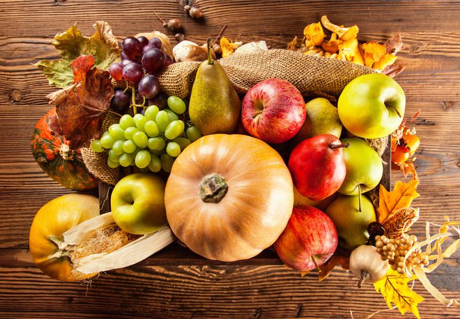 Za krepitev odpornosti je pomembna zdrava prehrana z veliko sadja, zelenjave in neoluščenih žit. FOTO: Guliver/Getty Images