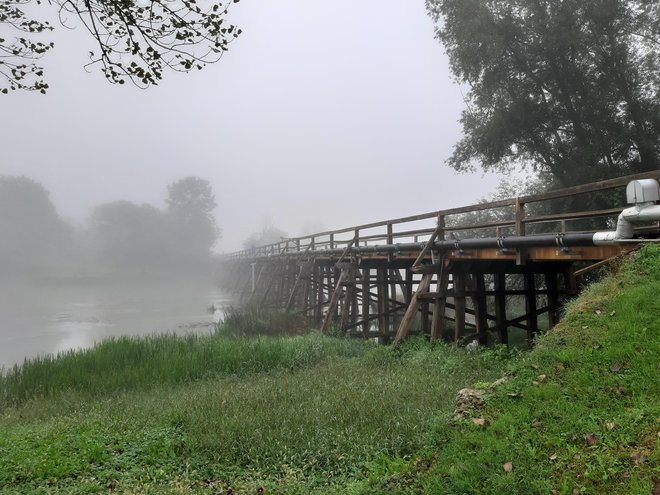 Most na Brodu v Podbočju so postavili pred več kot 150 leti, v tem času je bil večkrat obnovljen, temeljito pa so ga obnovili pred 28 leti. FOTO: Tanja Jakše Gazvoda