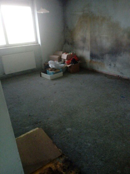 Do betona olupljena soba v stanovanju brez ogrevanja! FOTO: Osebni arhiv