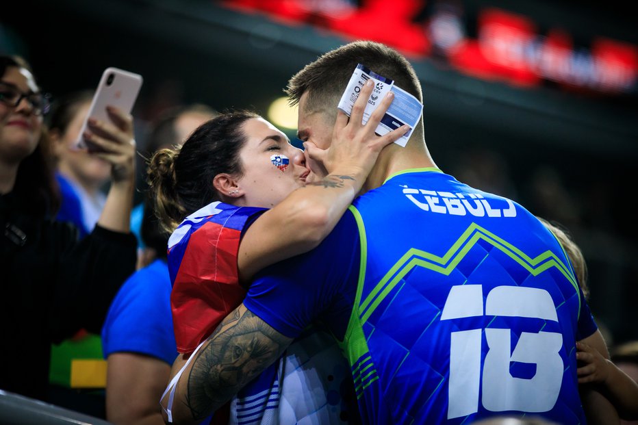 Fotografija: Klemen Čebulj se je takole veselil finala s poljubom ženi Sari. FOTO: Mediaspeed