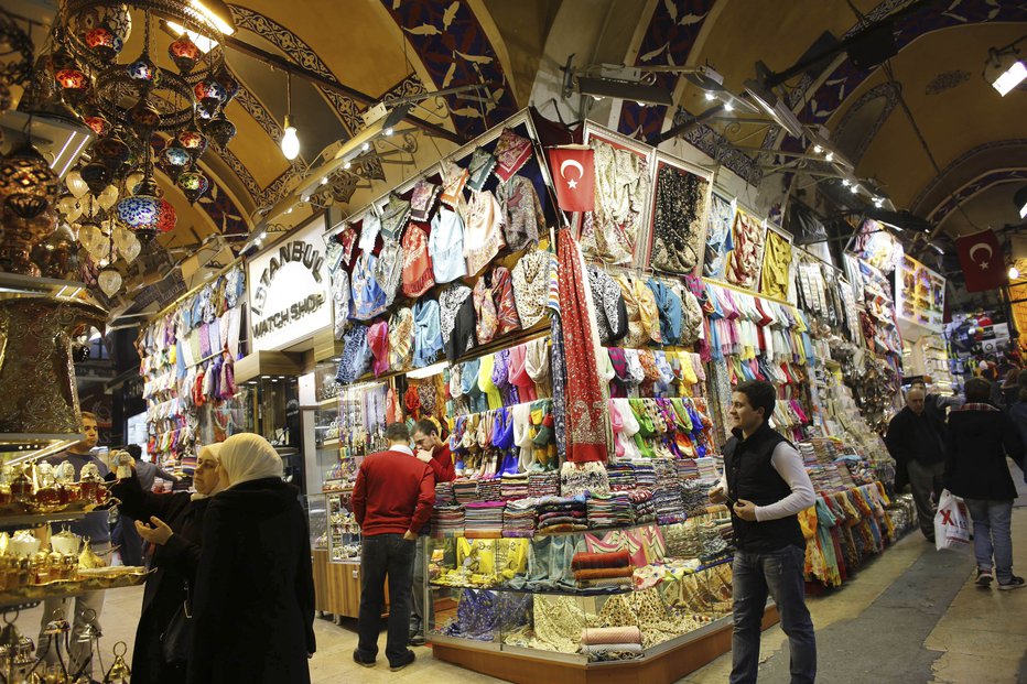 Fotografija: Na različnih trgih, kot je zgodovinski Veliki bazar v Carigradu, je mnogo ponaredkov prestižnih blagovnih znamk. FOTO: Reuters