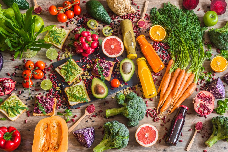 Fotografija: Healthy vegan food. Fresh vegetables on wooden background. Detox diet. Different colorful fresh juices. FOTO: Ronedya Getty Images/istockphoto
