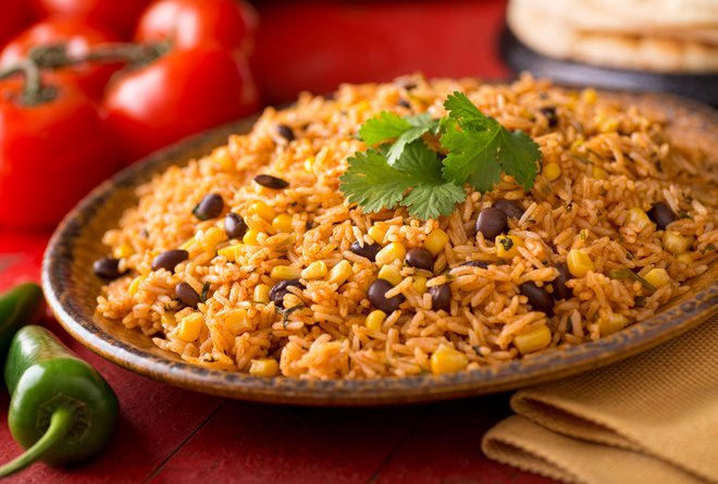 Primer ugodne kombinacije rastlinskih živil z uravnoteženo aminokislinsko sestavo: koruza, riž in fižol.