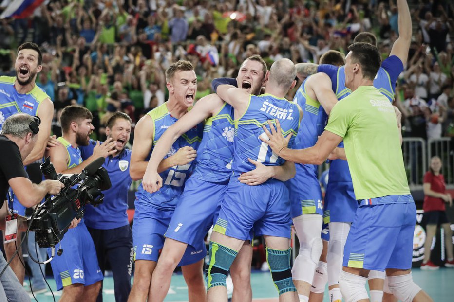 Fotografija: Pred dvema letoma so Slovenci romali v Carigrad na košarkarski finale, letos v Pariz na odbojkarski finale. FOTO: Uroš Hočevar