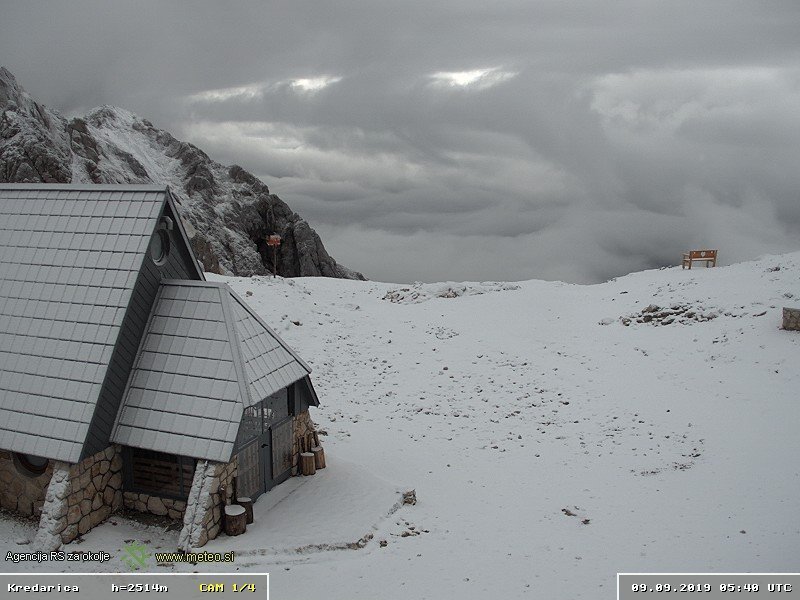 Fotografija: Meja sneženja naj bi se spustila do 1500 metrov nadmorske višine, kar pomeni, da bo denimo Kredarica že pobeljena. FOTO: Arso