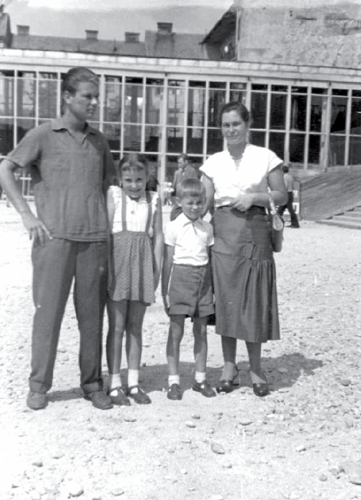 Lev Detela s polsestro, polbratom in mamo leta 1957 FOTO: OSEBNI ARHIV