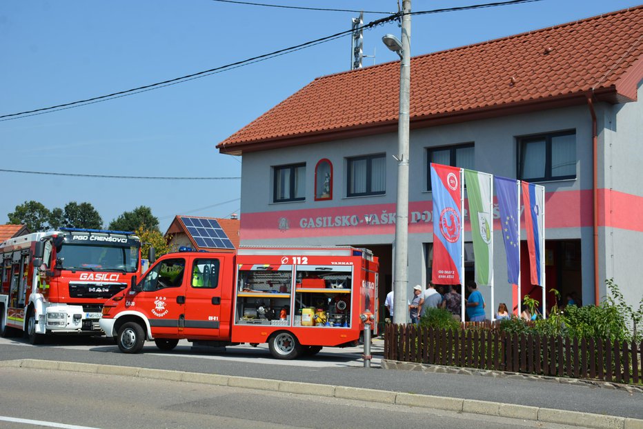 Fotografija: Prisotni so si lahko ogledali vozni park PGD Črenšovci, opremo, orodje in gasilsko-vaški dom.