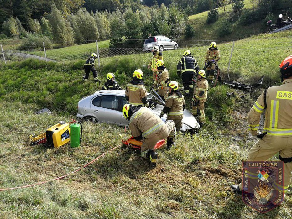 Fotografija: Voznico so reševali gasilci. FOTO: PGD Ljutomer