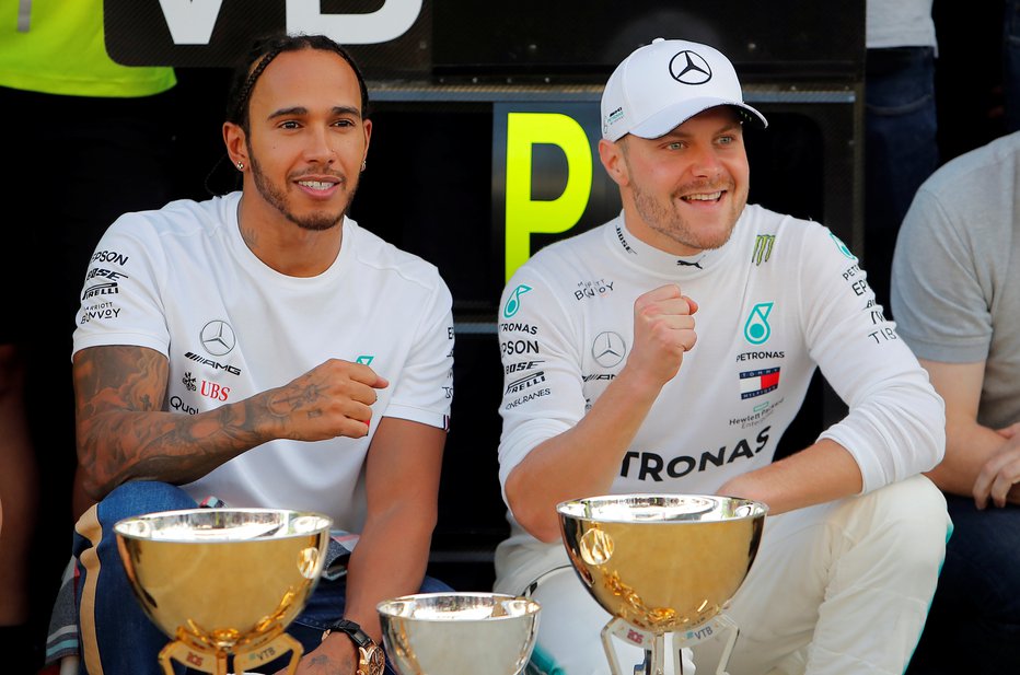 Fotografija: Mercedesova dirkača Lewis Hamilton in Valtteri Bottas sta se takole veselila dvojne zmage v Sočiju. FOTO: Reuters