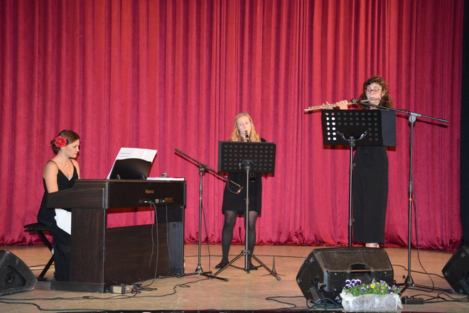 Dekleta so se v Gornji Radgoni predstavila z znanimi deli svetovno znanih skladateljev. FOTOGRAFIJI: O. B.