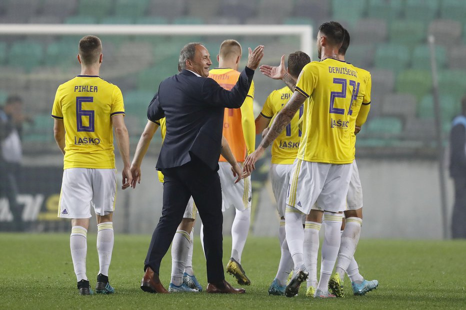 Fotografija: Zdi se, da je trener Maribora Darko Milanič spet vzpostavil učinkovito vez s svojimi varovanci in med njimi. Foto: Leon Vidic