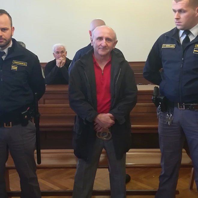 Senad Softić na sodišče prihaja v spremstvu pravosodnih policistov. FOTO: Aleš Andlovič