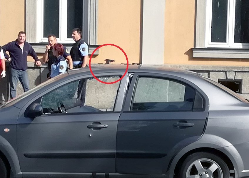 Fotografija: Policist, ki je aretiral strelca, je potrdil, da se Softić ni upiral, ampak je samo dvignil roki in pokazal na odloženo orožje. FOTO: Aleš Andlovič