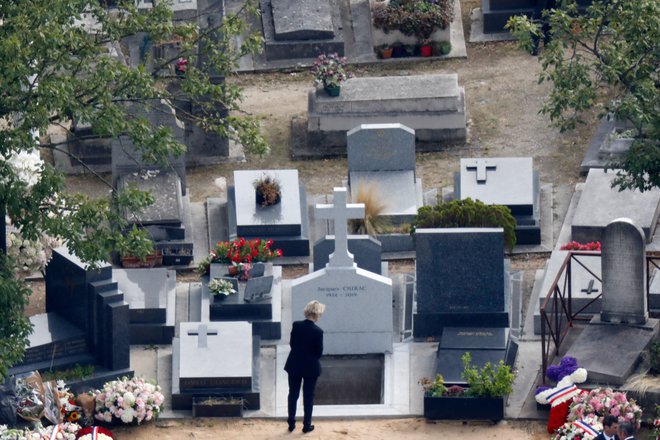 Hči Claude Chirac stoji ob grobu očeta na pokopališču Montparnasse. FOTO: Reuters