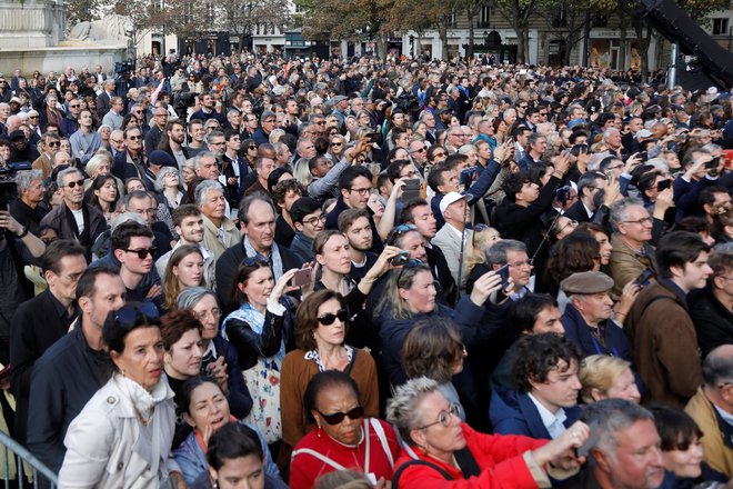 Številna množica žalujočih, ki se je zbrala na pariških ulicah. FOTO: Reuters