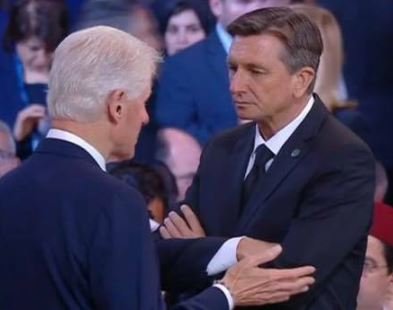Fotografija: Pogreba se je udeležil Borut Pahor, na fotografiji z nekdanjim ameriškim predsednikom Billom Clintonom. FOTO: Zaslonski posnetek