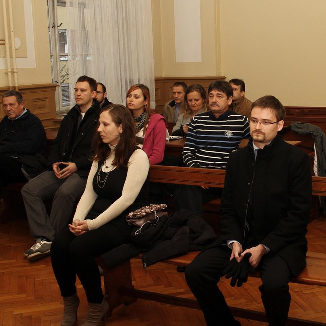 Oče Martin Škorjanc (sedi zadaj, z brki) spremlja sojenje sinu Matjažu na zatožni klopi leta 2013. FOTO: www.miamedia.si