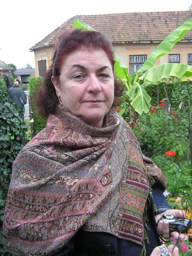 Dalia Klein pred hišo v Črenšovcih, ki je bila nekoč last njenih sorodnikov. Foto: Bojan Zadravec