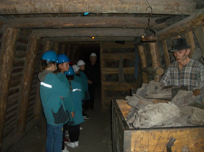 Otroci so si z navdušenjem ogledali, kako so rudarji svoje delo opravljali nekoč. Foto: Zoran Radivojević