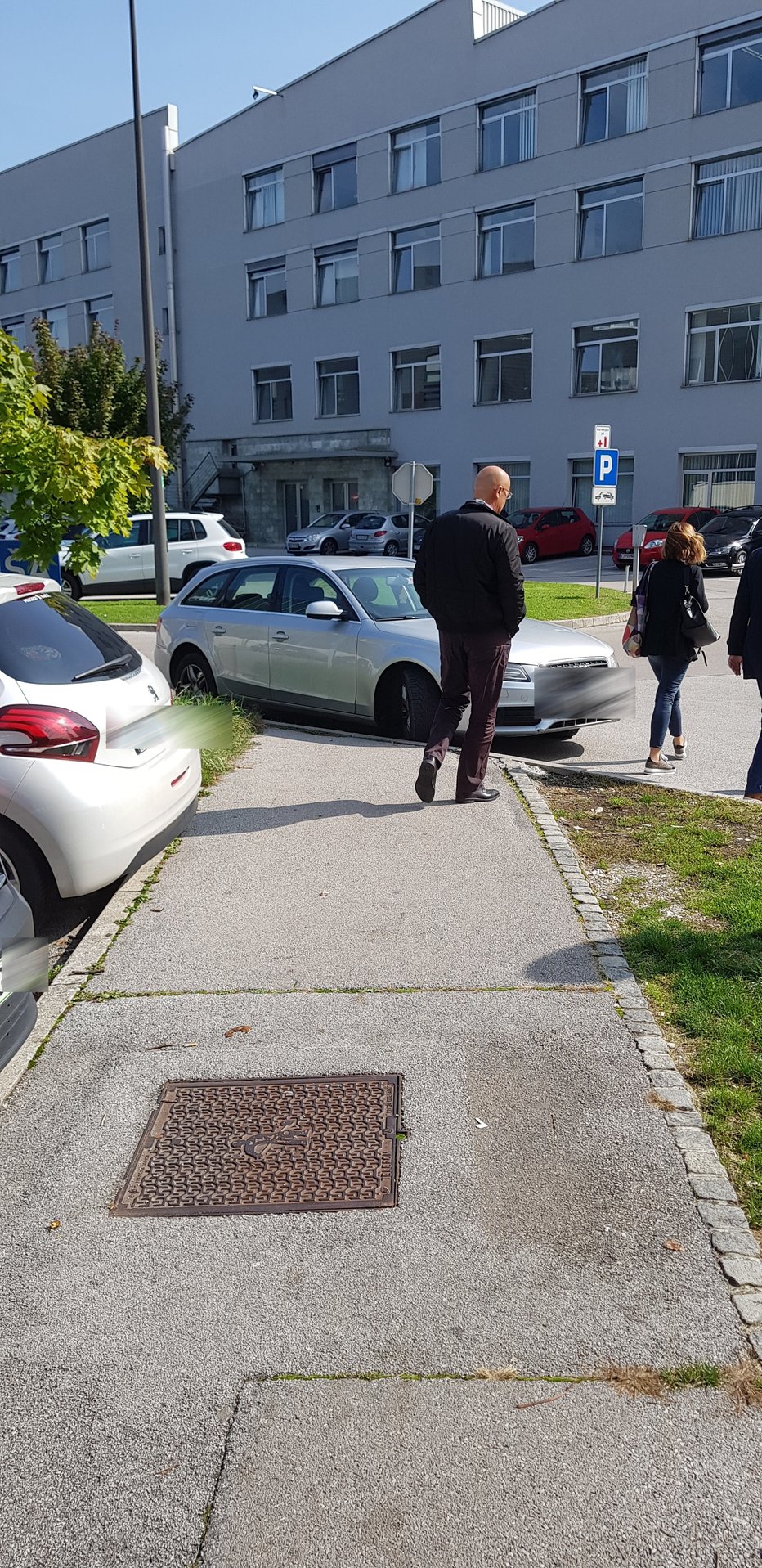 Fotografija: Parkiranje v Ljubljani. FOTO: Boris, bralec poročevalec