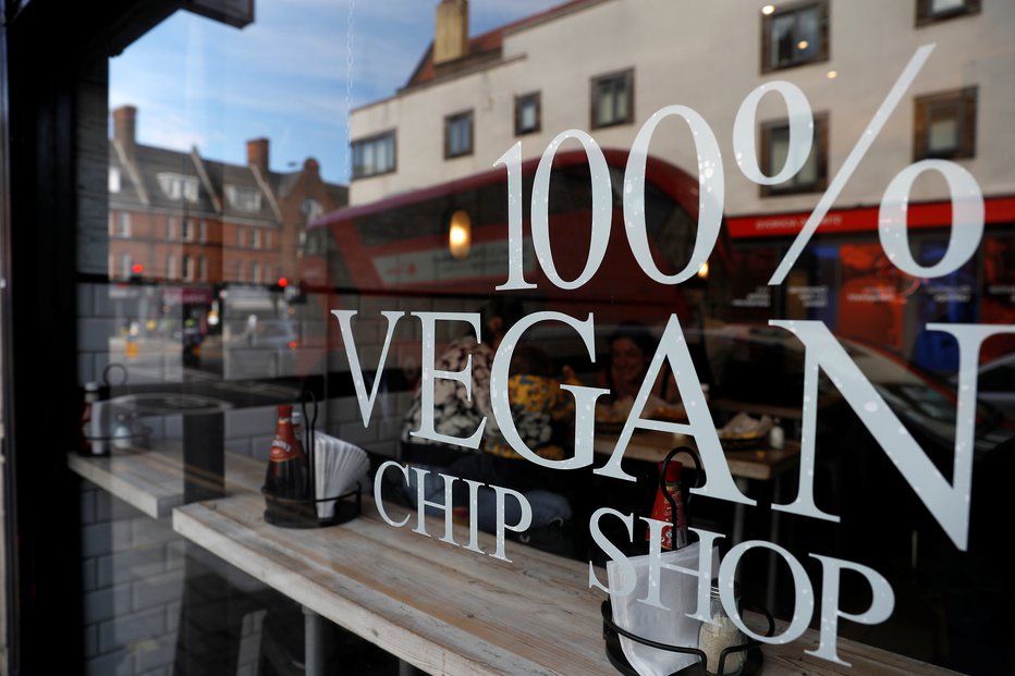 Fotografija: Sutton and Sons vegan fish and chip restaurant is seen in Hackney, London, Britain, October 1, 2018. Picture taken October 1, 2018. REUTERS/Peter Nicholls - RC1674EFAD00 FOTO: Peter Nicholls Reuters