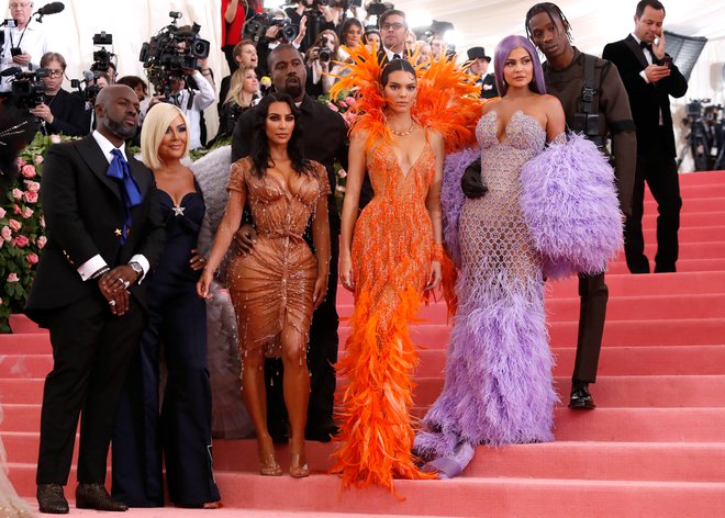 Na letošnjem plesu Met Gala: Corey Gamble, Kris Jenner, Kanye West, Kim Kardashian, Kendall Jenner, Kylie Jenner in Travis Scott. FOTO: Andrew Kelly, Reuters