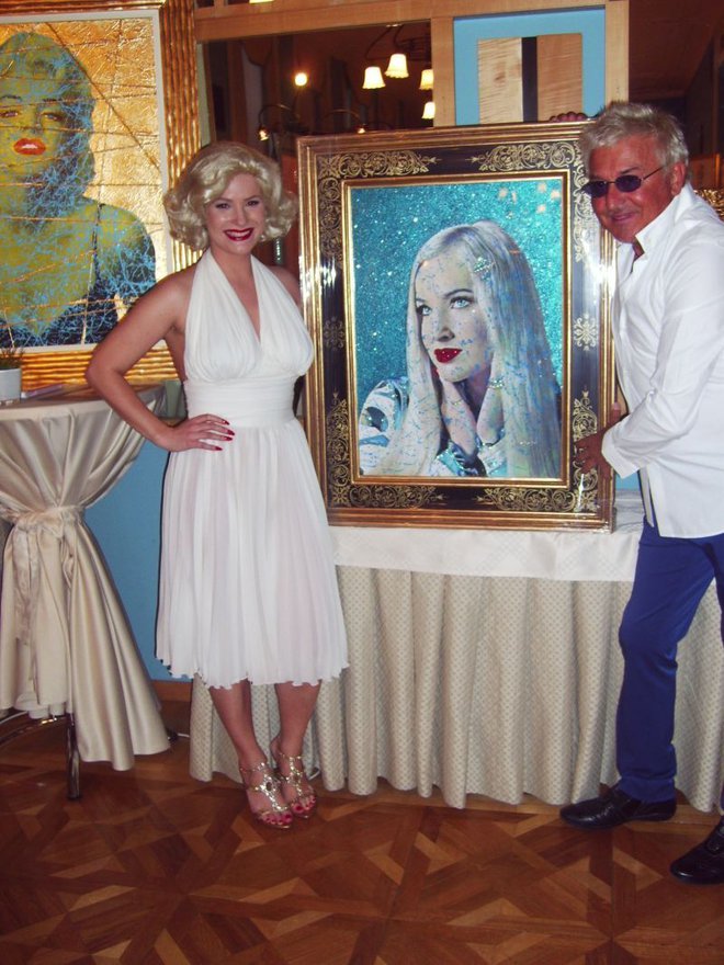 Italijanski slikar Daniele Dondè je svoji muzi Danici podaril njen portret s kristali, ona pa se je zanj prelevila v Marilyn Monroe.