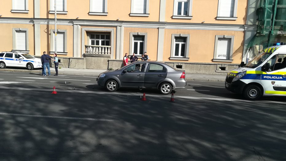 Fotografija: Ljubosumnež je prerešetal avto, v katerem je sedel 52-letni Rado Mitrović. FOTO: Aleš Andlovič