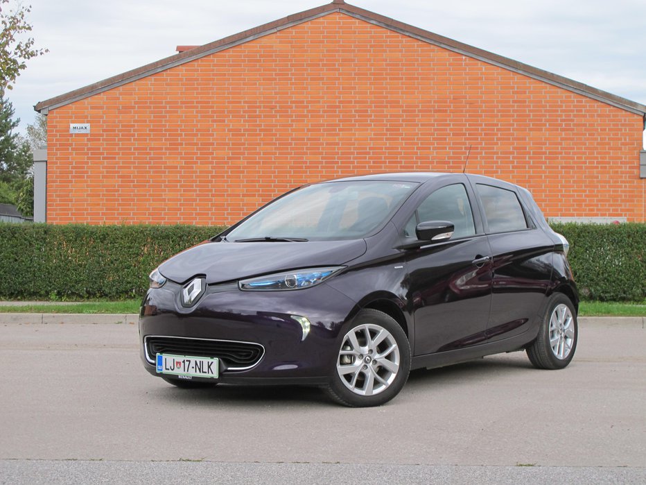 Fotografija: Renault zoe z najzmogljivejšim elektromotorjem in opremo limited stane v Sloveniji od 34.890 evrov naprej, pri čemer lahko zaprosimo za subvencijo v višini 7500 evrov. FOTOgrafije: Blaž Kondža