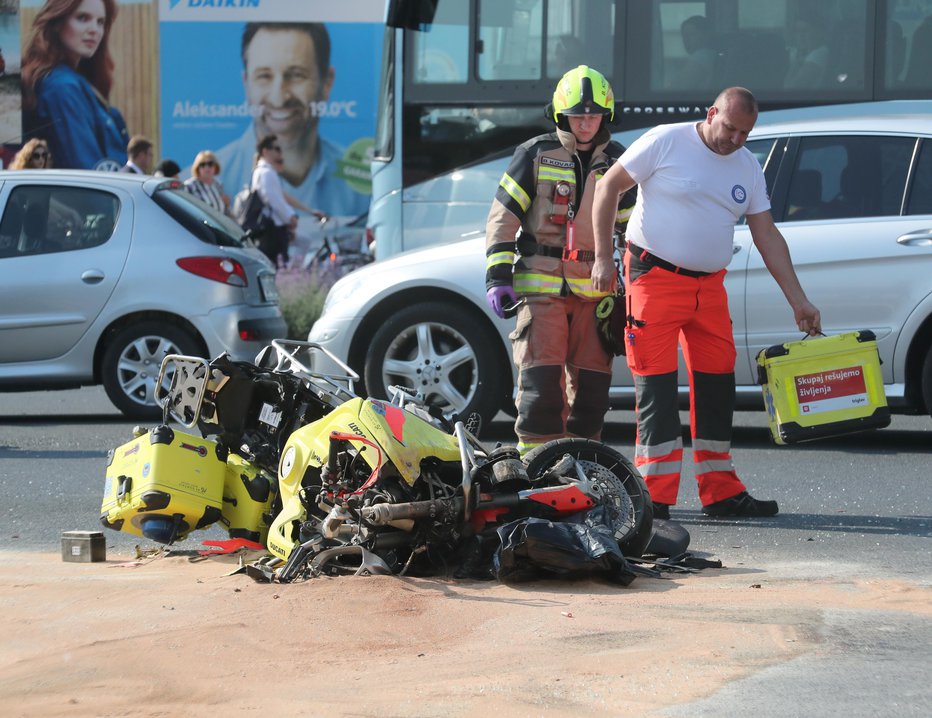 Fotografija: Prometna nesreča reševalca na motorju sredi Ljubljane. FOTO: Dejan Javornik