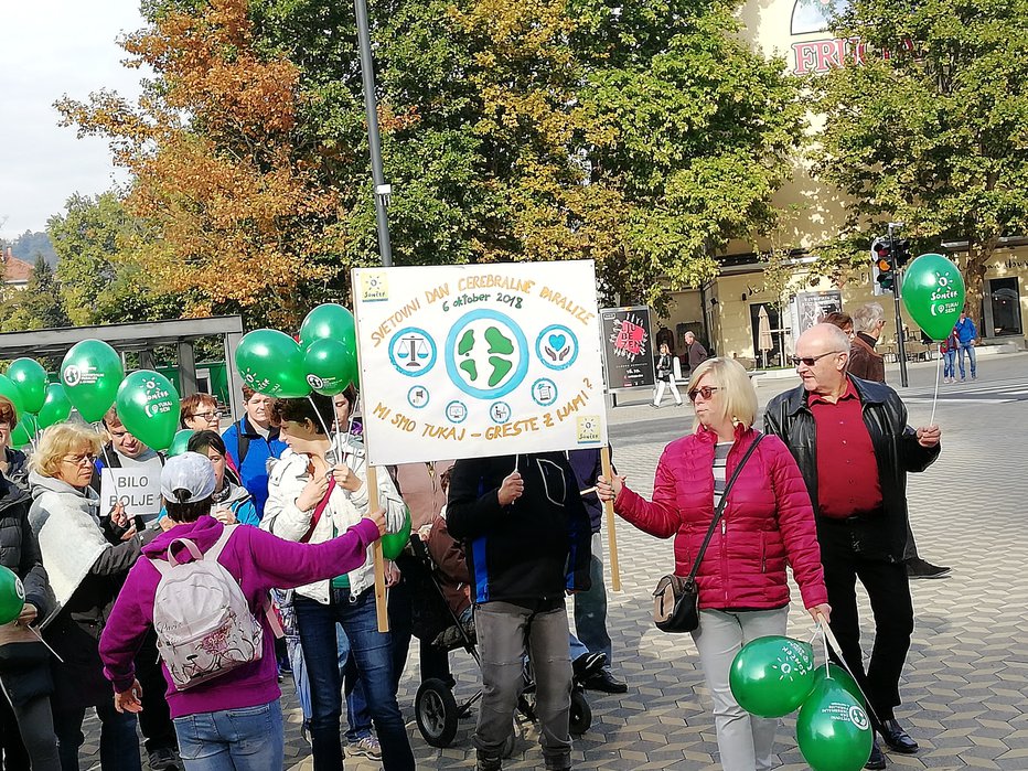 Fotografija: V Zvezi Sonček na svetovni dan cerebralne paralize z zelenimi baloni ozaveščajo javnost in opozarjajo na segregacijo in socialno izključenost ljudi s cerebralno paralizo. FOTO: Arhiv Zveza Sonček
