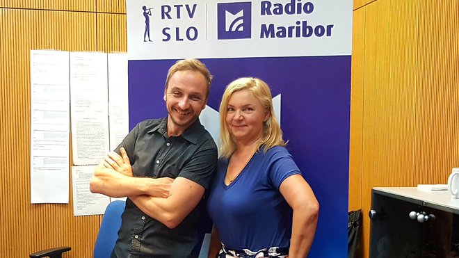 Kristijan Šmid (v družbi Vere Šolinc) je glasbenik, poslušalci Radia Maribor pa ga lahko na radijskih valovih slišijo v jutranjem programu, ob nedeljah pa vodi oddajo V dobri družbi. FOTO: OSEBNI ARHIV