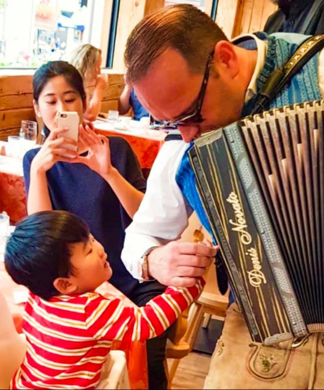 Harmonika je zanimiva že za najmlajše Kitajce.