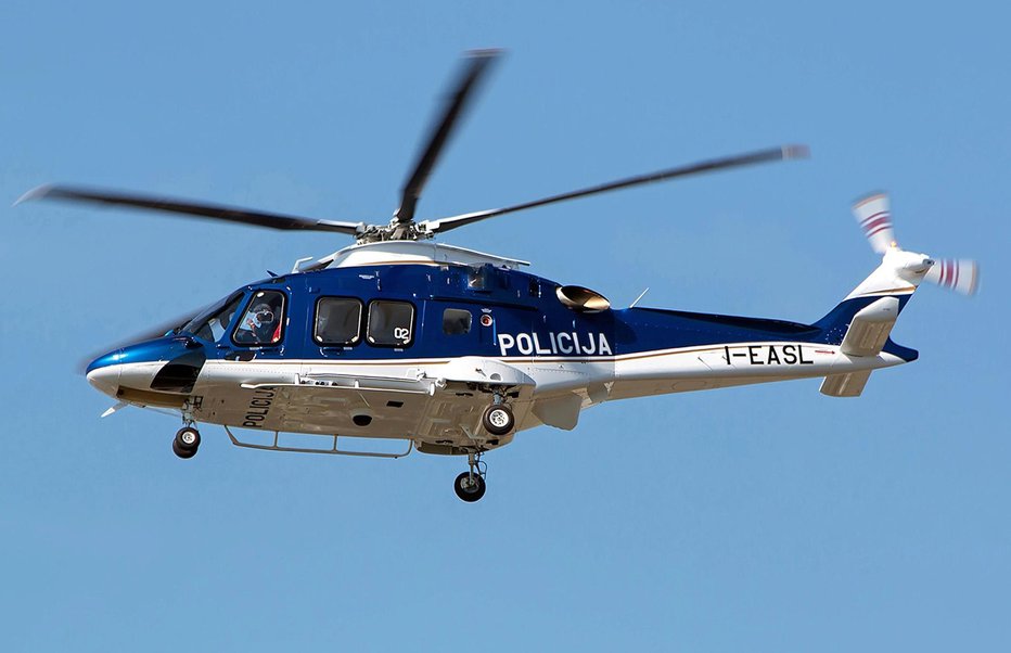 Fotografija: Helikopter AW 169 je že v slovenskih barvah, a še z italijansko registracijo. Foto: Simone Previdi