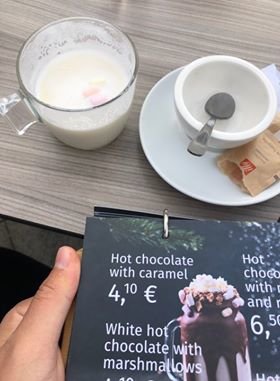 Na ceniku je vroča čokolada precej drugačna. FOTO: E. Š.