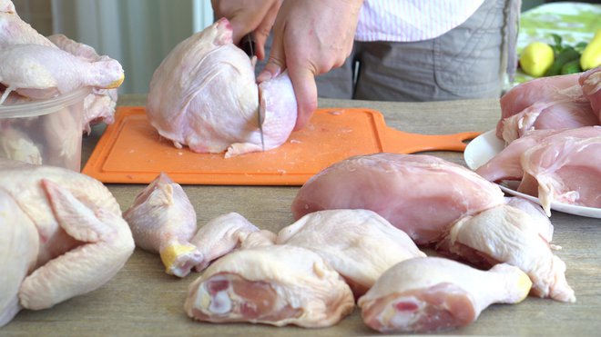 Za razkosanje celega piščanca potrebujemo nekaj spretnosti in dober nož.