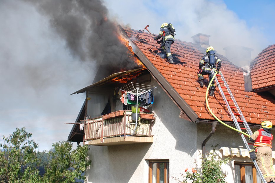 Fotografija: Gasilci so plezali po strehi! FOTO: Gasilska Zveza Žalec