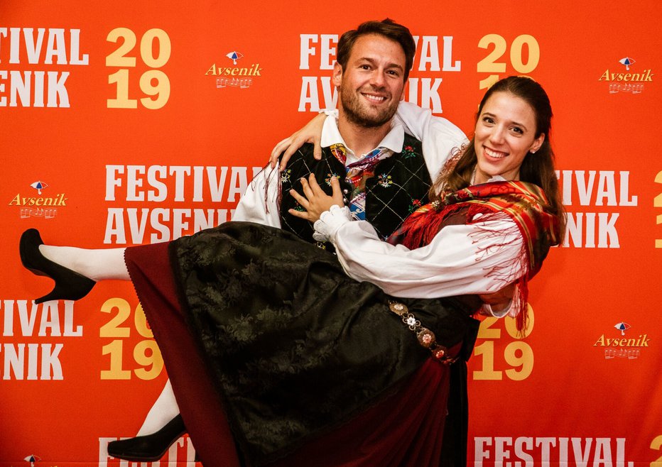 Fotografija: Monika Avsenik in Anže Langus sta skupaj na odru in tudi takrat, ko odrske luči ugasnejo. FOTOGRAFIJI: MATJAŽ KOSMAČ