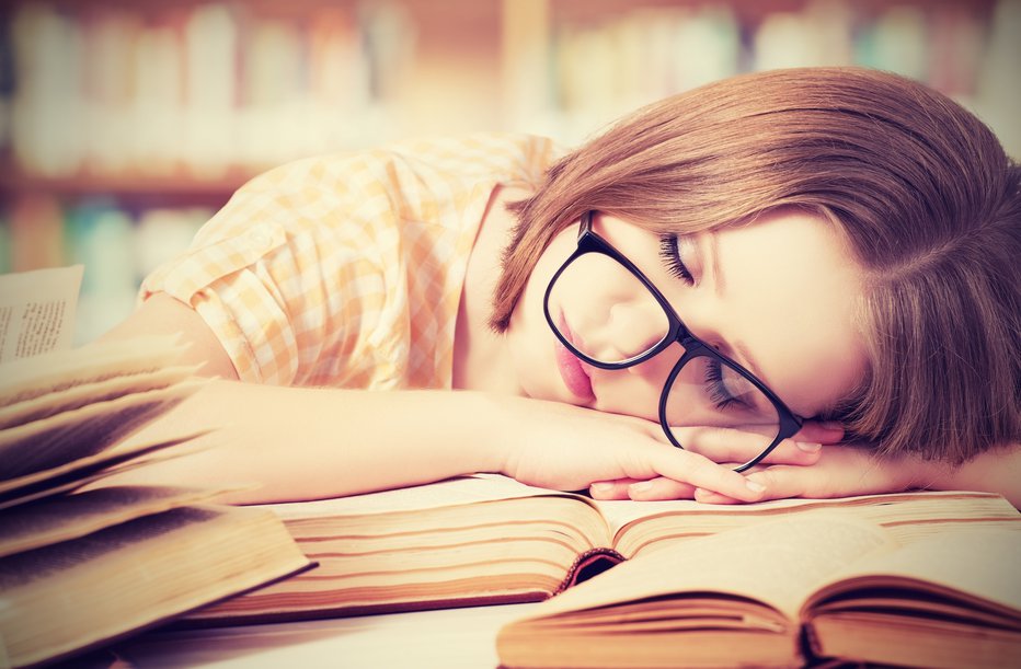 Fotografija: Tisti, ki redno in dovolj spijo, v povprečju dosegajo boljše ocene na izpitih. FOTO: Shutterstock